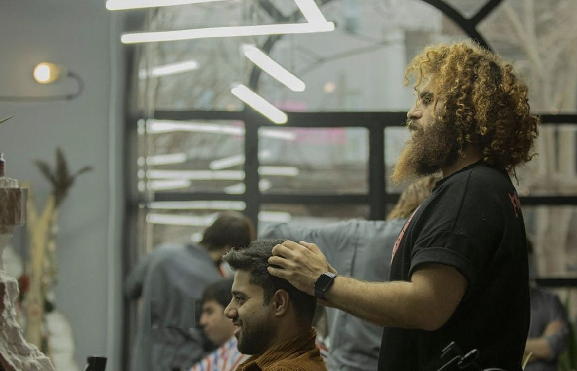 Kappersstoel bij het raam in de salon