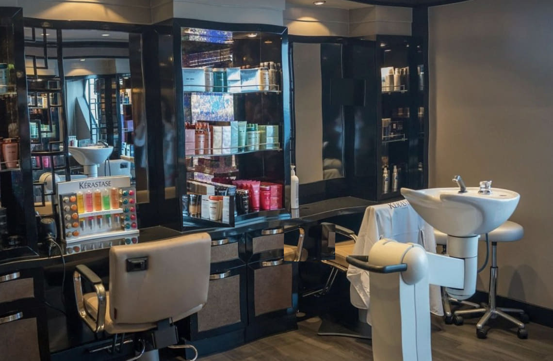 Wachtruimte met koffie en tijdschriften in de salon