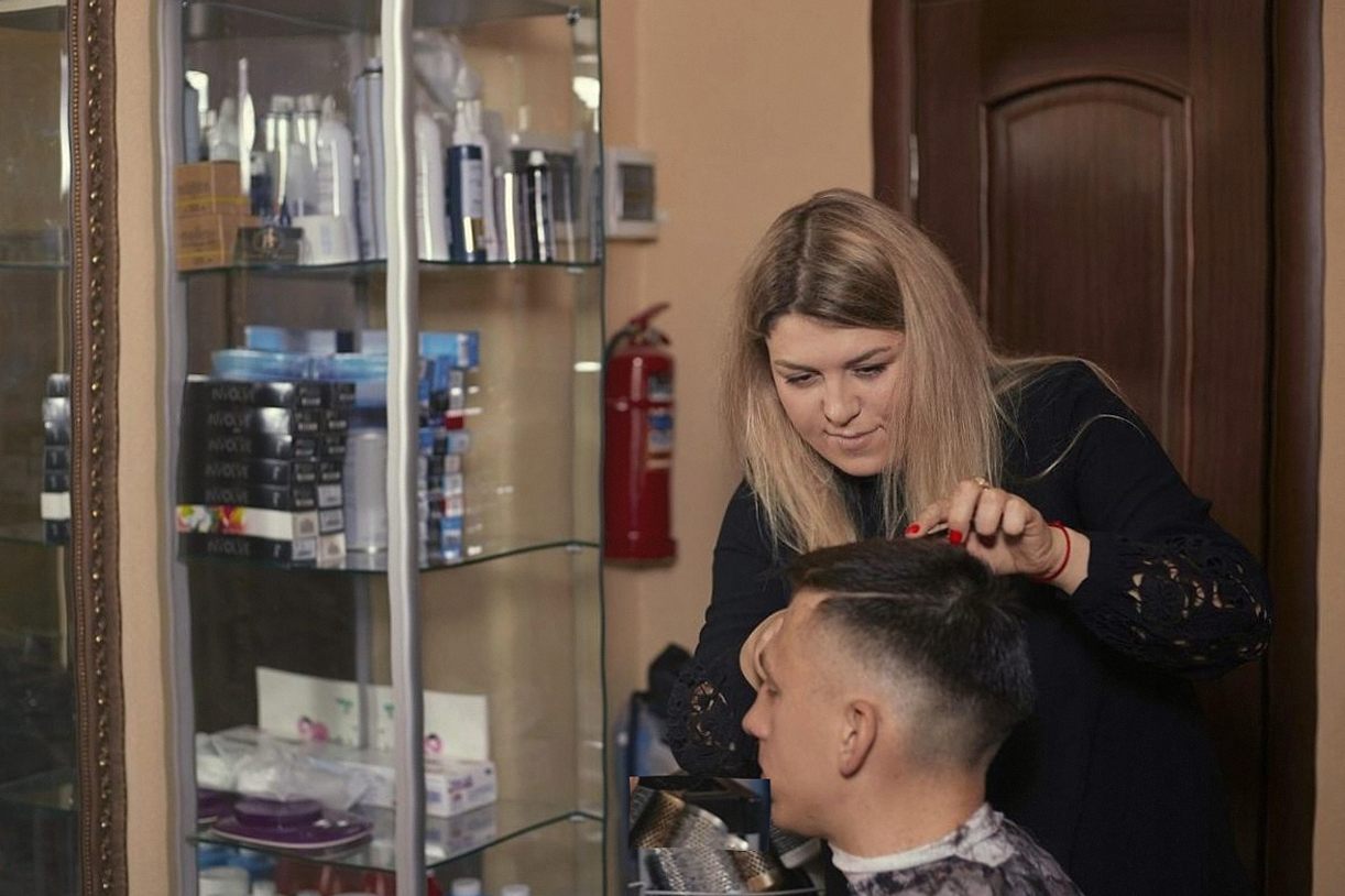 Kapper werkt een coupe bij met precisieschaar