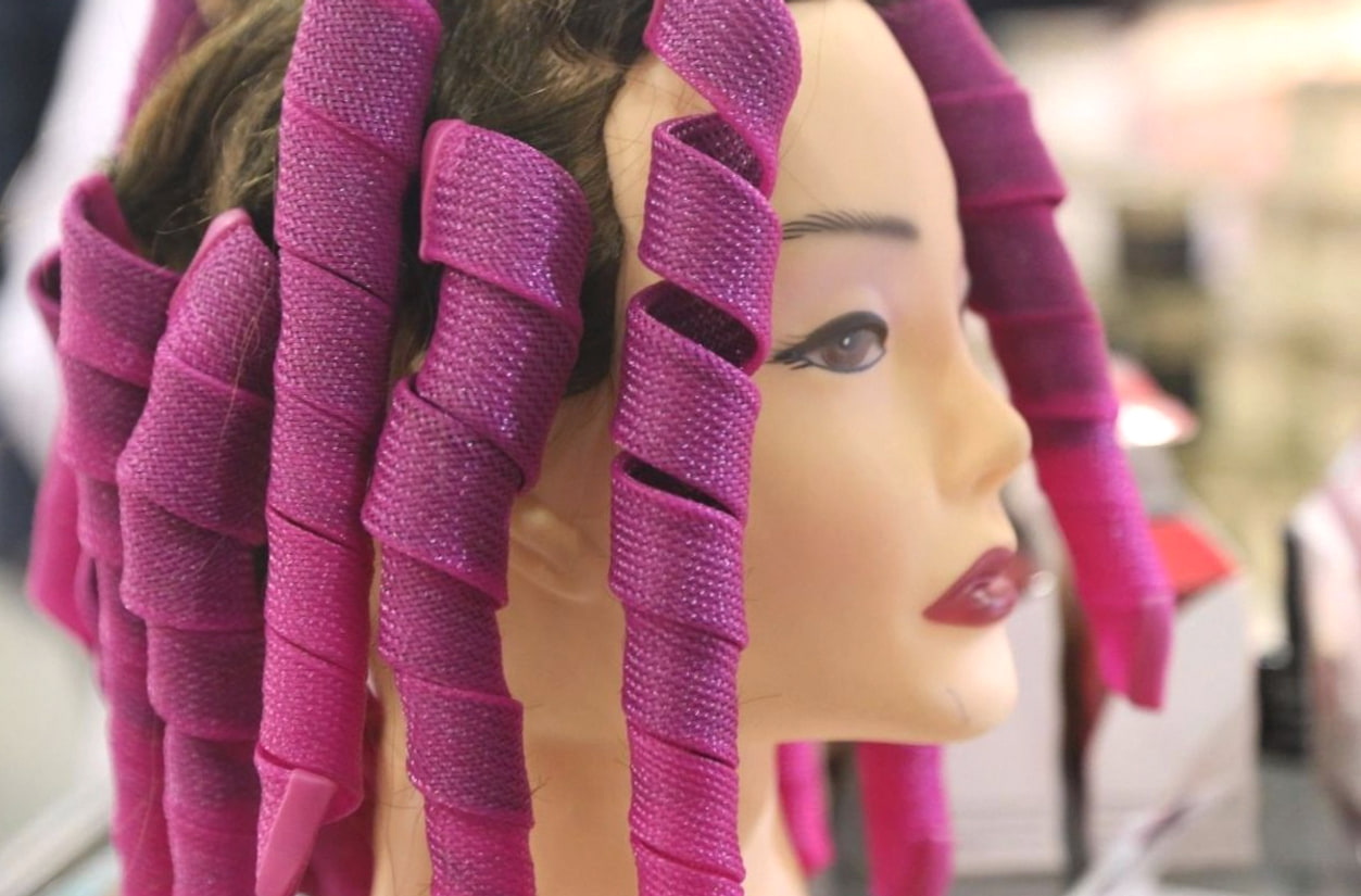 Colorist brengt balayage aan op de lokken van een klant