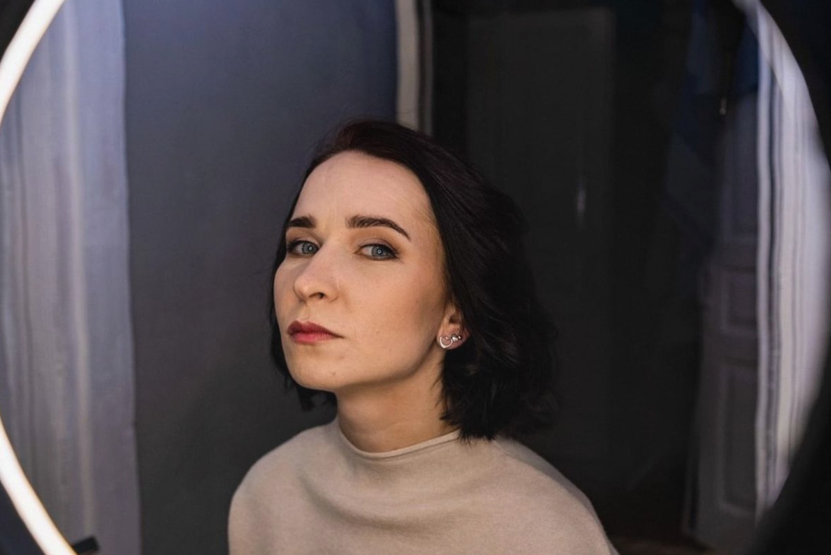 Golvend haar met asymmetrische pony